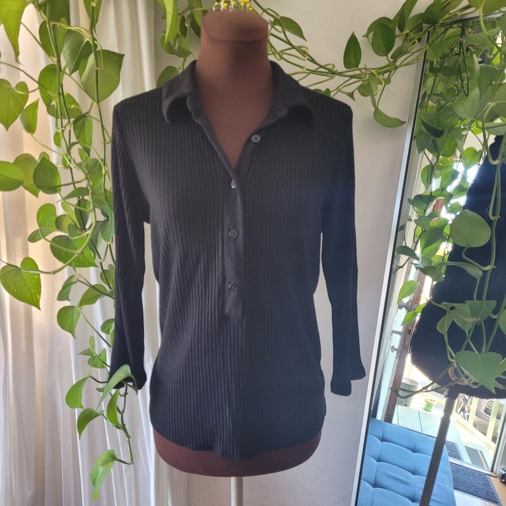 EUC Banana Republic Ribbed black half button Henley style blouse size M